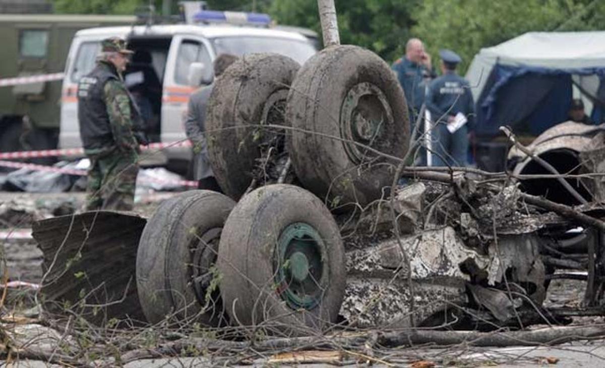 Part del tren d’aterratge de l’avió rus Tupolev-134 accidentat a prop de l’aeroport de Petrozaodsk, a la regió de Carèlia (Rússia) cinc minuts abans de la mitjanit de dilluns. Almenys quaranta-quatre persones van morir i vuit van resultar ferides.