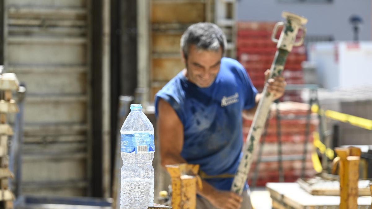 Un obrero trabaja en plena ola de calor, a finales de julio del año pasado, en un proyecto en Castelló.