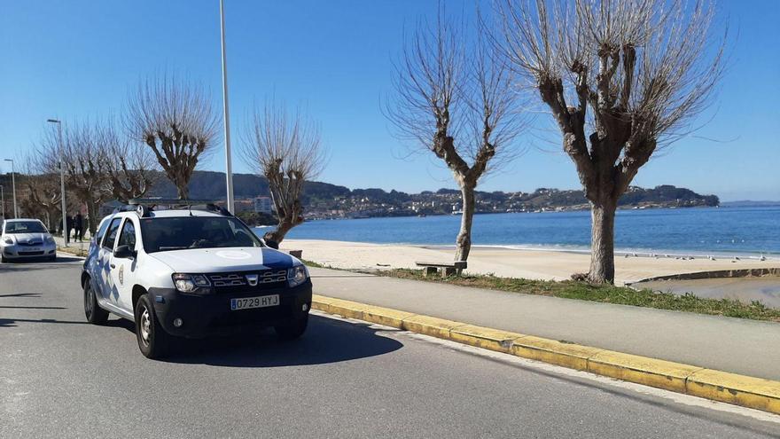 Vehículo de la Policía Local de Bueu patrullando por la zona de Agrelo y Portomaior.