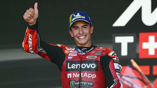 Marc Márquez, després de guanyar ahir la carrera a l’esprint a Alcanyís. | JOSÉ JORDÁN / AFP