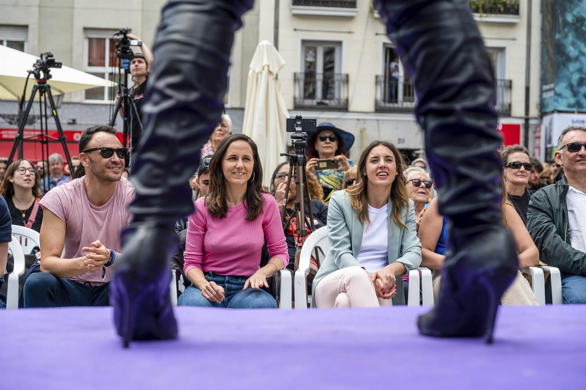 Ione Belarra e Irene Montero en un acto de campaña en la Plaza Chueca de Madrid