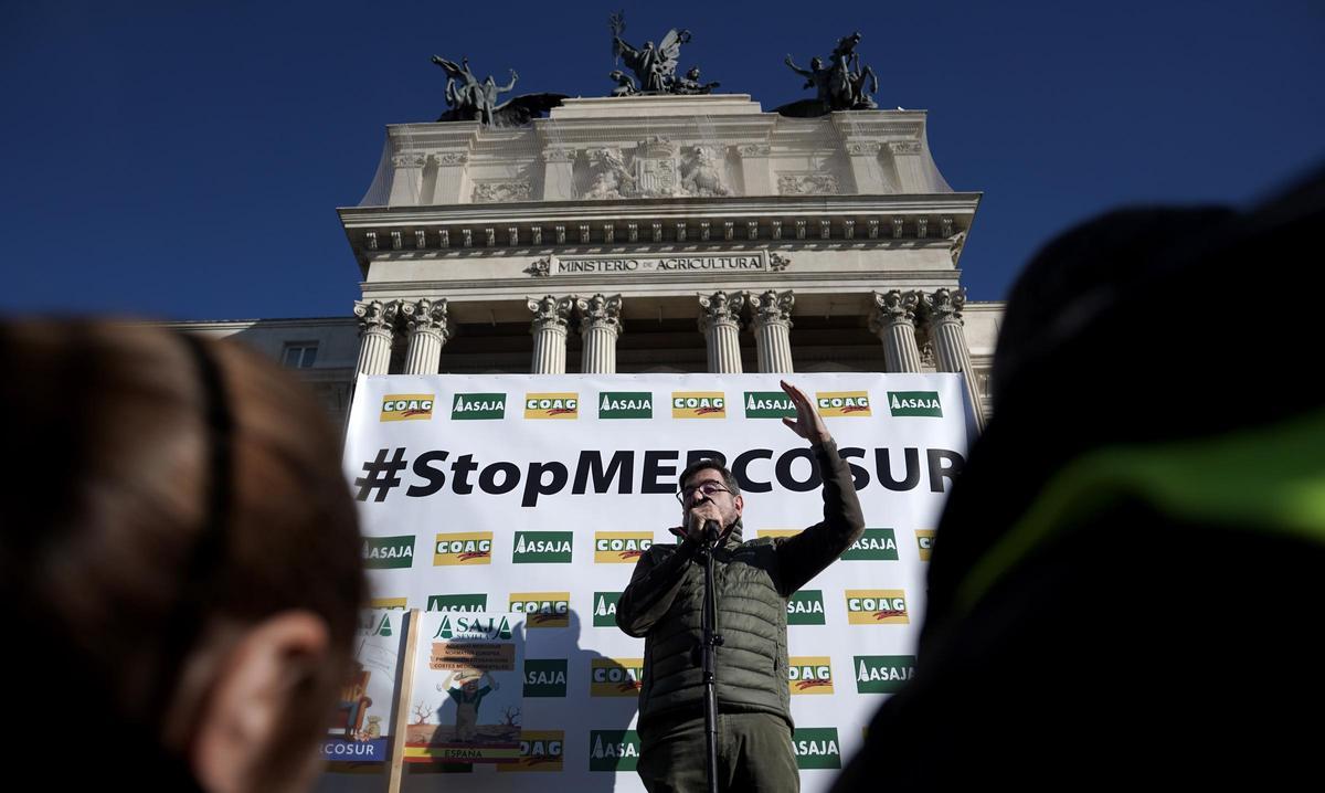 Protesta de agricultores y ganaderos ante el Ministerio de Agricultura, en Atocha, contra el acuerdo de libre comercio de Europa y Mercosur.