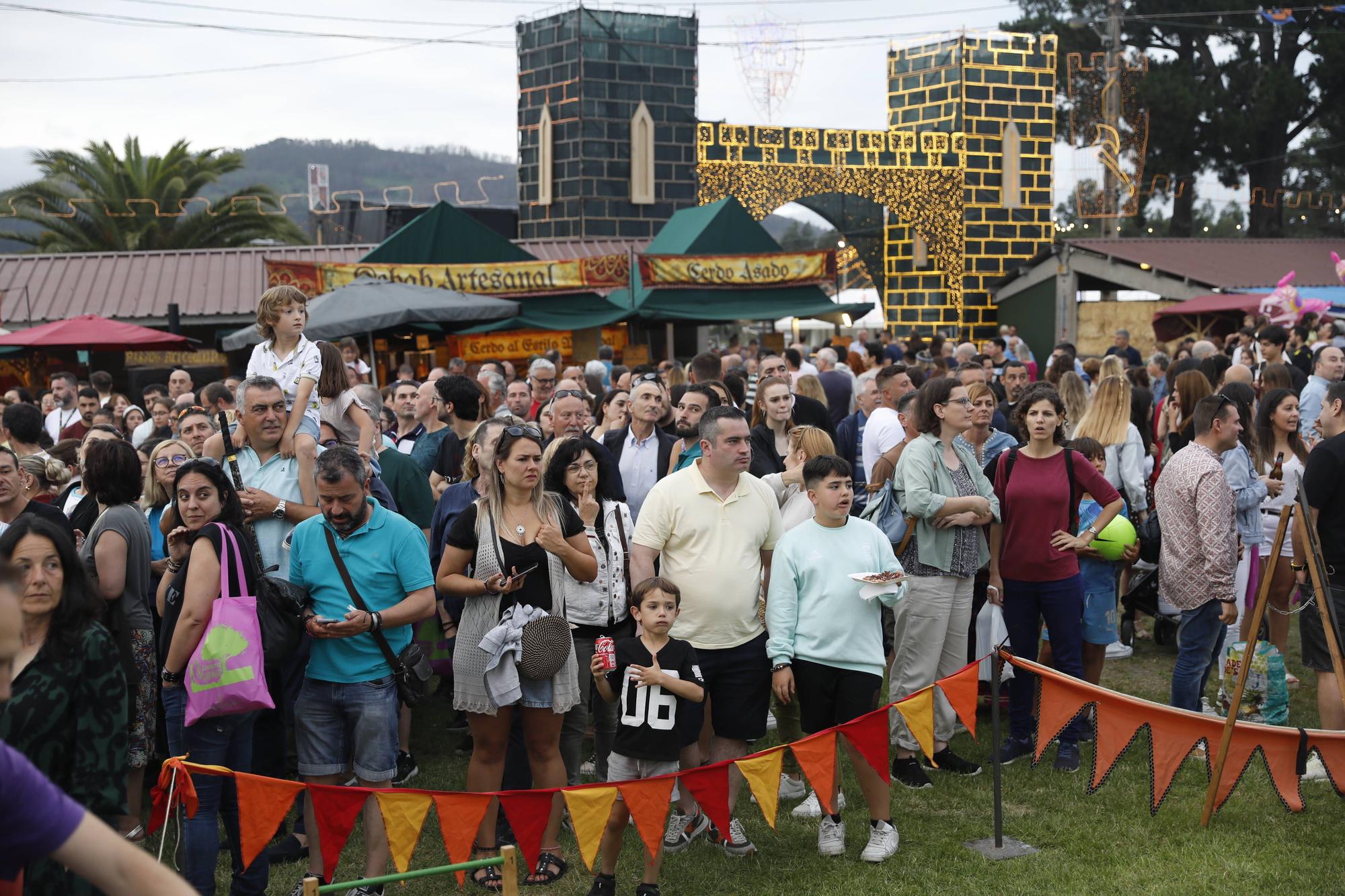 Exconxuraos hasta la bandera: espectacular noche en Llanera, con la gran cena medieval y la fiesta del fuego