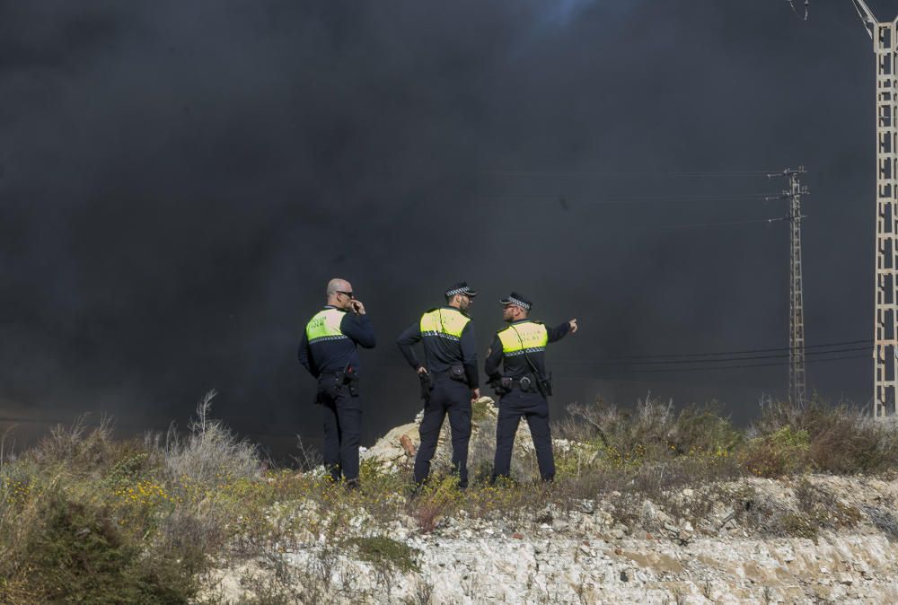 Más de 30 bomberos participan en la extinción del fuego