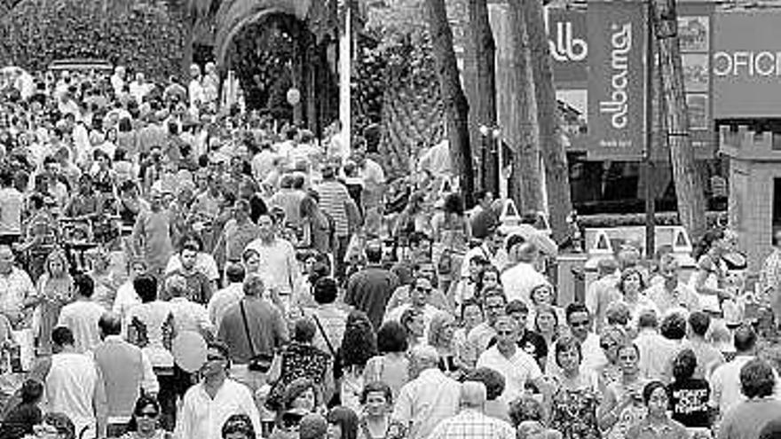 Numeroso público en el recinto ferial durante una jornada de la FIDMA de 2009.