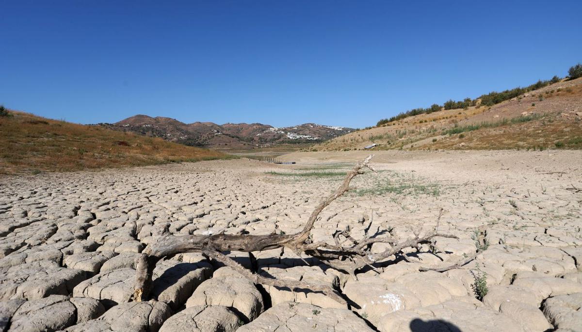 Otra imagen que certifica la grave situación del pantano de La Viñuela. | ÁLEX ZEA