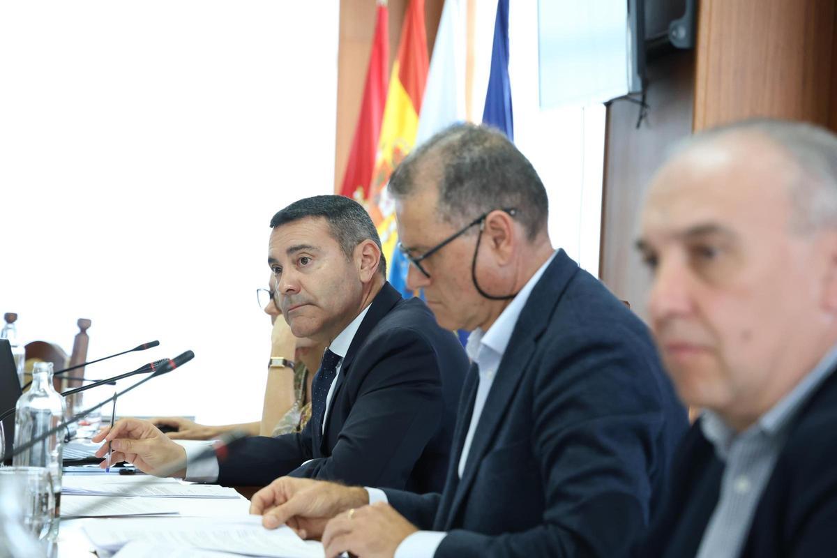 Oswaldo Betancort (i) y Domingo Cejas, este lunes, en la Asamblea del Consorcio del Agua de Lanzarote celebrada en el Cabildo Insular