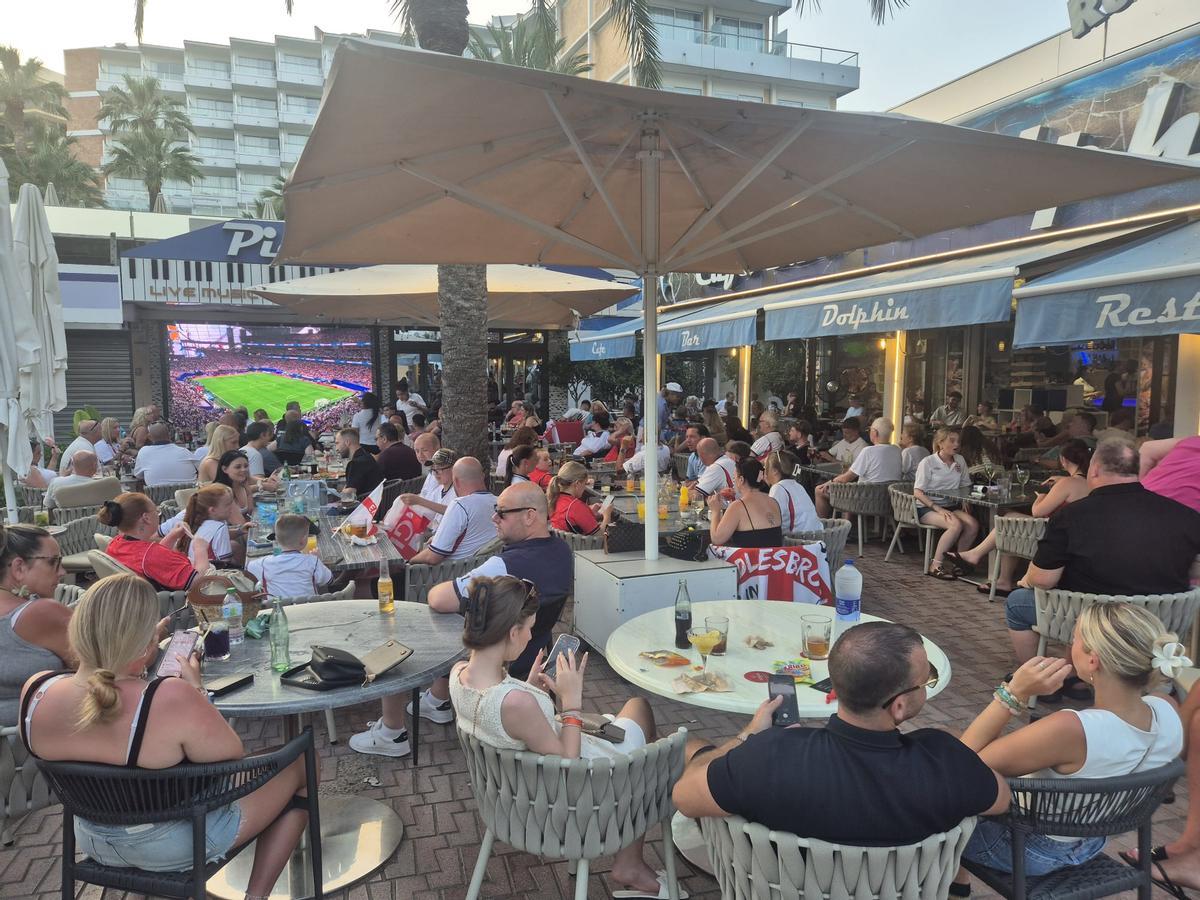 Aficionados ingleses se han concentrado en la zona de Magaluf (Calvià) para disfrutar del encuentro Argentina-Inglaterra.