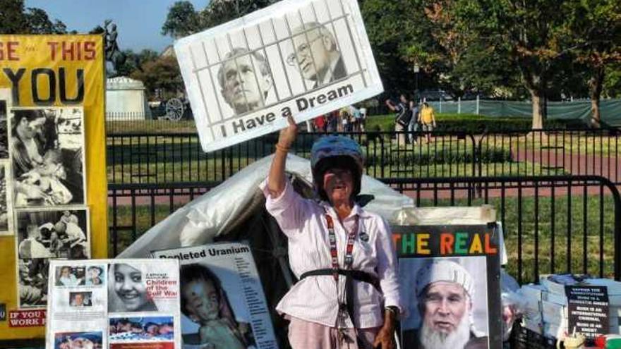 La viguesa Concepción Martín posa en su acampada pacifista frente a la Casa Blanca .  // FDV