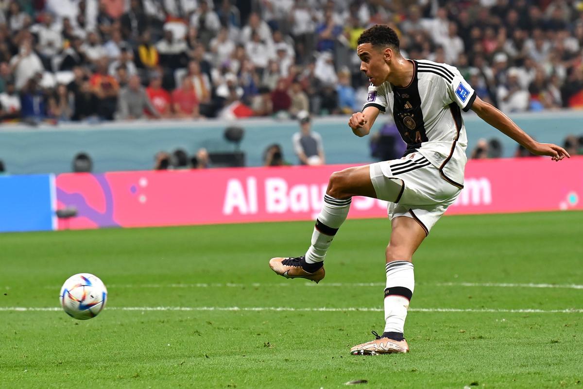 Al Khor (Qatar), 01/12/2022.- Jamal Musiala of Germany takes a shot during the FIFA World Cup 2022 group E soccer match between Costa Rica and Germany at Al Bayt Stadium in Al Khor, Qatar, 01 December 2022. (Mundial de Fútbol, Alemania, Catar) EFE/EPA/Georgi Licovski