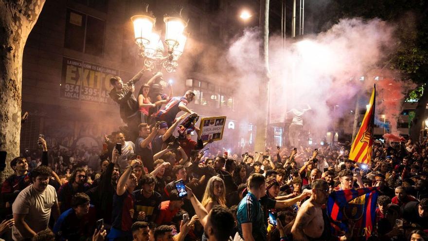El Barça conquista la Liga, aficionados celebrando el título en Canaletes