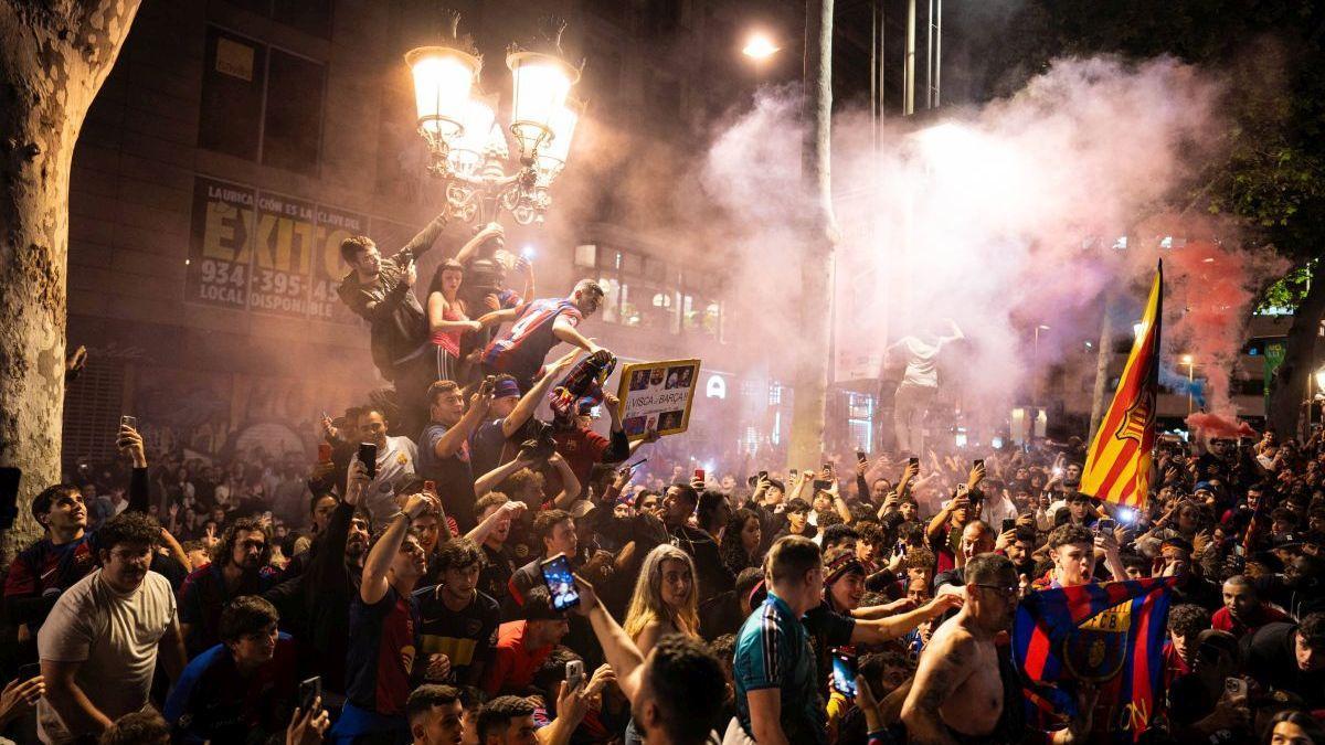 El Barça conquista la Liga, aficionados celebrando el título en Canaletas