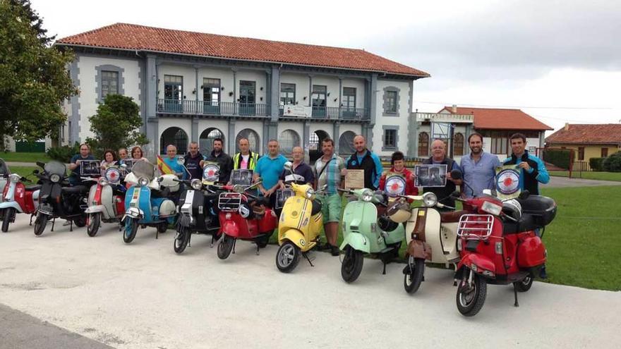 La presentación, ayer, de la fiesta en Somao, con miembros del club Vespíritu Santo, de la parroquia y autoridades, posando.