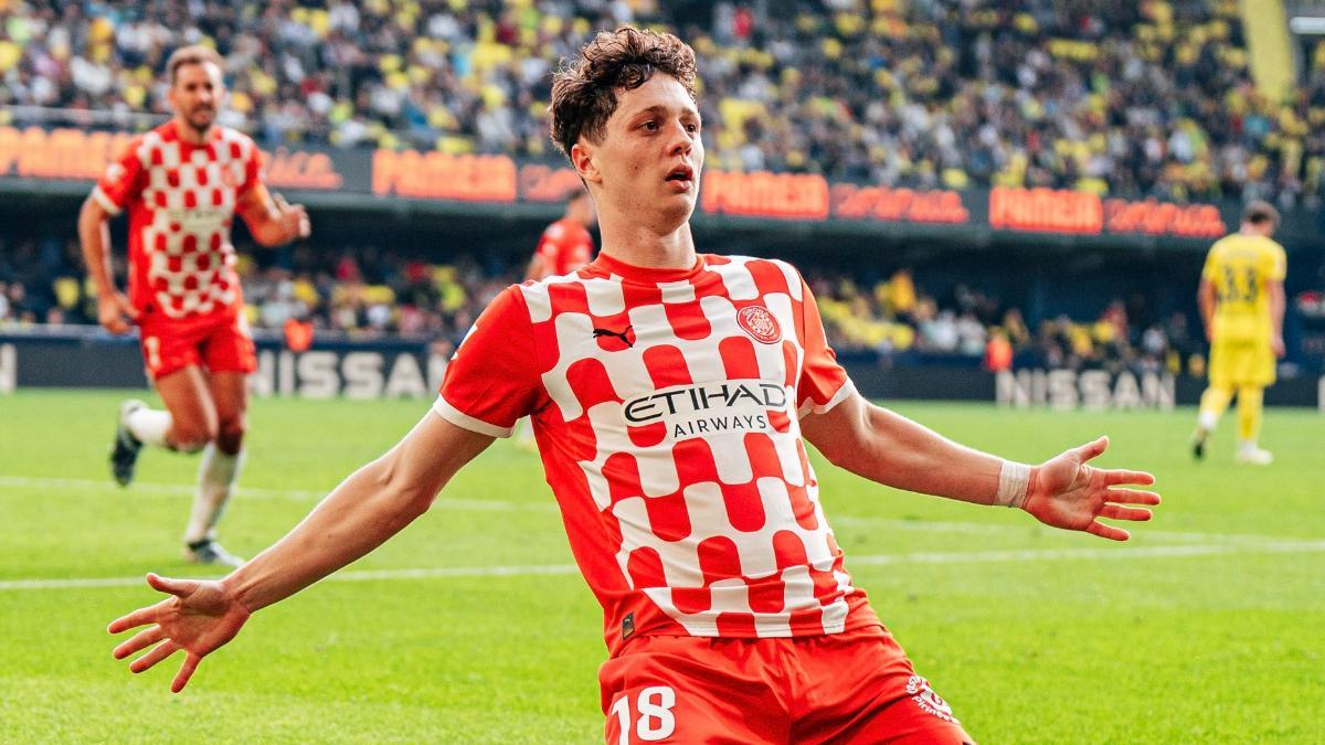 Ladislav Krejci, celebrando un gol en La Cerámica