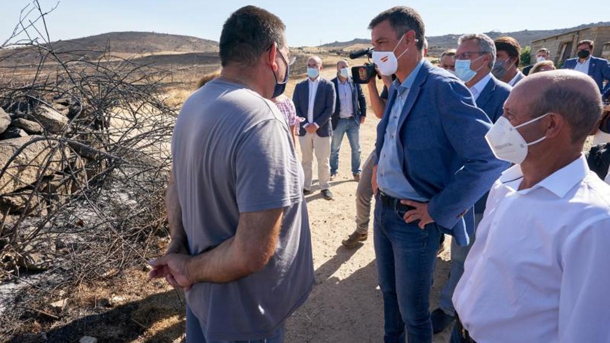 El presidente del Gobierno, Pedro Sánchez, en Sotalvo, durante su visita a parte de la zona afectada por los incendios del verano en la provincia de Ávila, junto a los alcaldes, el pasado 22 de agosto de 2021.