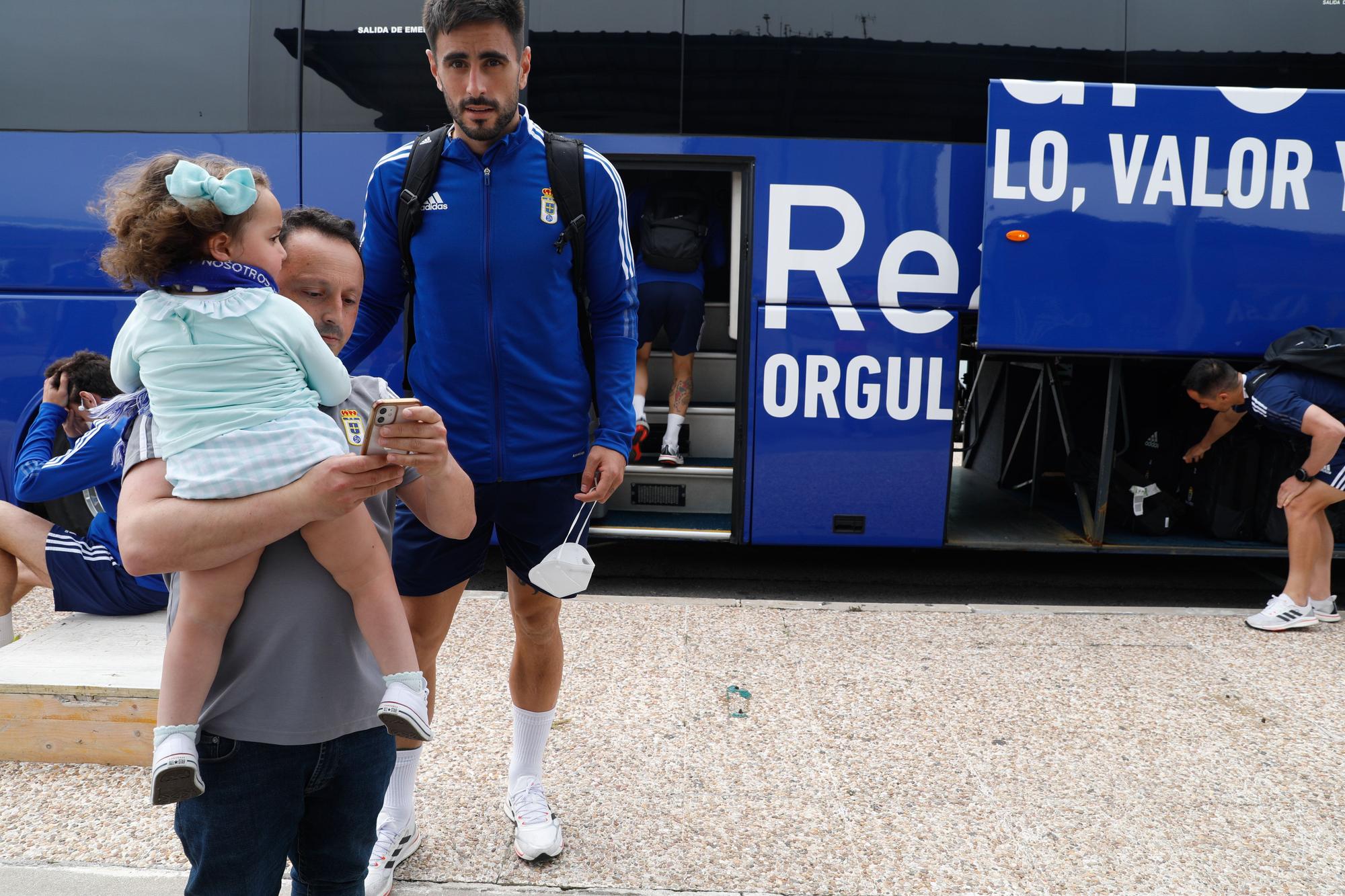 EN IMÁGENES: Así fue la llegada de los jugadores del Real Oviedo tras la derrota ante Las Palmas