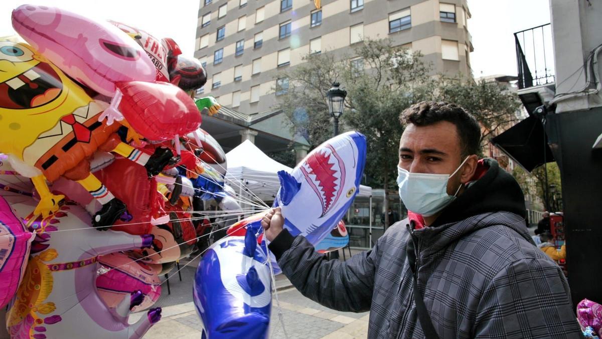 Mohamed, vendedor ambulante de globos: &quot;Recorro toda España, de fiestas en fiestas&quot;