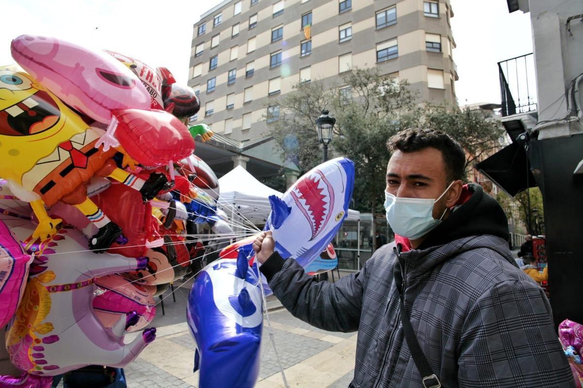 Mohamed, vendedor ambulante de globos: "Recorro toda España, de fiestas en fiestas"