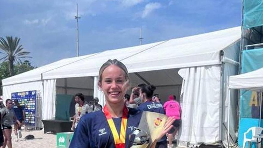 Daniella Montero, de Santpedor, guanya la plata en l'estatal d'handbol platja de Calella