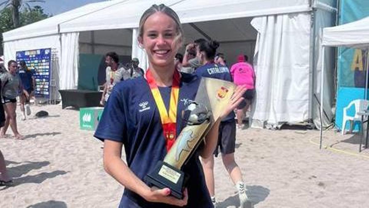 Daniella Montero, amb el trofeu de subcampió de l'equip català