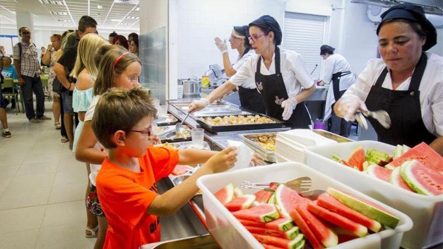 Padres de centros públicos de Zaragoza urgen la licitación del servicio de comedor