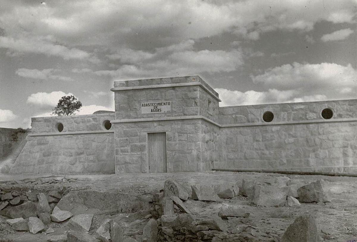 Depósito de agua en el proyecto de abastecimiento de Fermoselle, en 1953