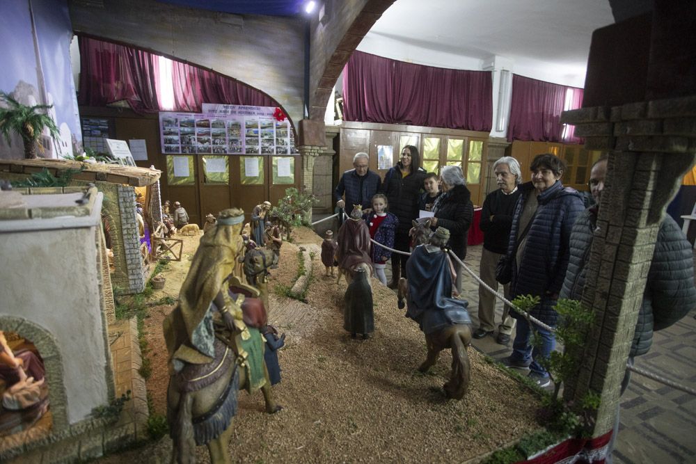 Así es el belén de la antigua Escuela de Aprendices del Port de Sagunt con figuras de 1946 a 1966.