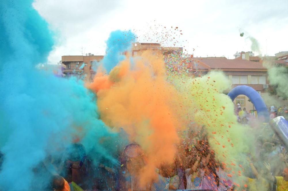 Un millar de personas disfrutan de los ''polvos holi'' en San Pedro