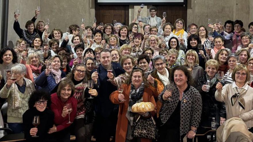 Más de 80 mujeres de la asociación cultural Teresa Laviaga disfrutaron de la charla de Luis Ángel López. | SERVICIO ESPECIAL