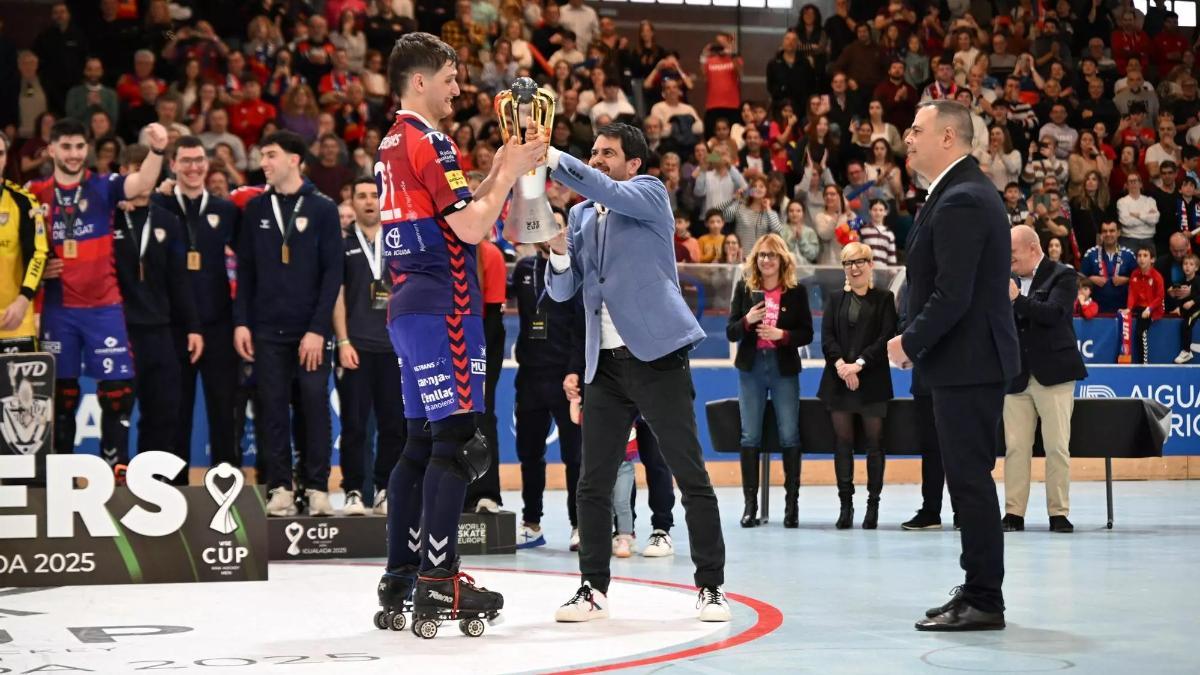 El capitán del Igualada recoge la copa.