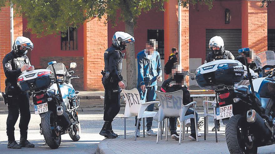 La Policía identifica a un grupo de personas en la calle en el barrio de Las Moreras.