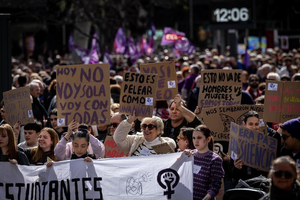 En imágenes | La marea feminista viste de morado el centro de Zaragoza por el 8M