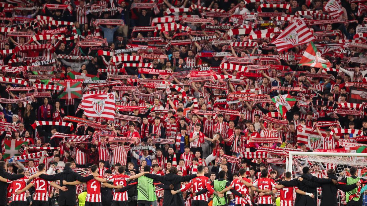 Los jugadores del Athletic celebran el triunfo con la afición al término del partido correspondiente a la vuelta de los octavos de final de la Liga Europa que Athletic Club y AS Roma han disputado este jueves en el estadio de San Mamés, en Bilbao.