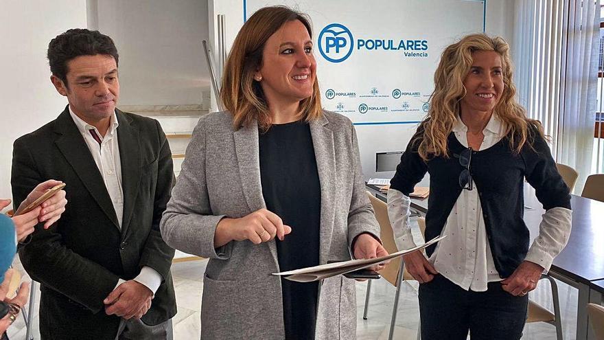 María José Catalá, con dos de sus concejales en la sede del PP en València.