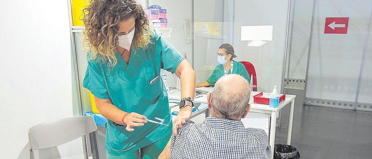 Inoculación de la tercera dosis contra la covid en el vacunódromo de la Ciudad de la Luz.