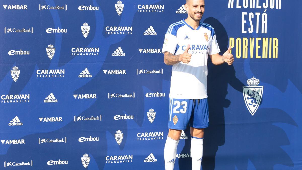 Manu Molina posa con su nueva camiseta durante la presentación.