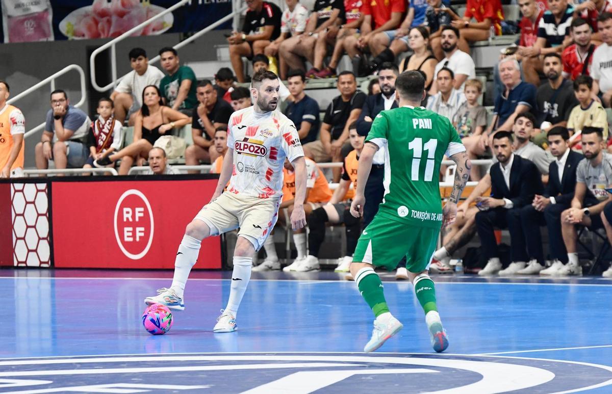 Gadeia controla un balón