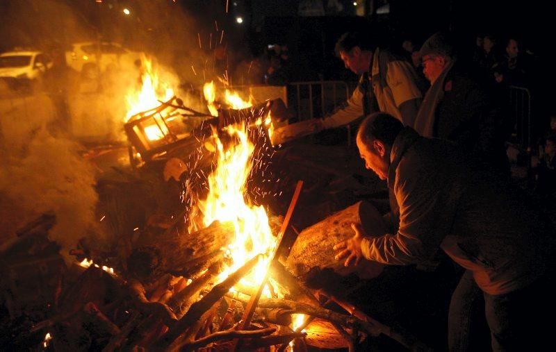 Encendido de la hoguera de San Antón en Torrero