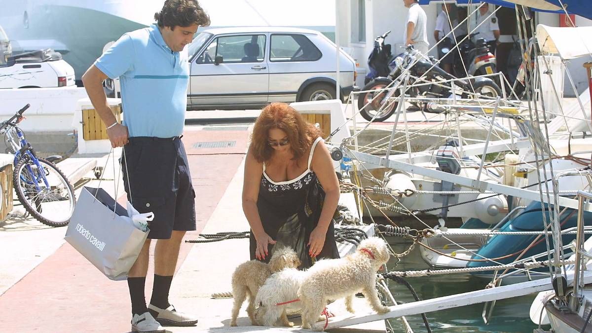 Tony Hernández y Sara Montiel a punto de embarcarse en un yate en Palma.