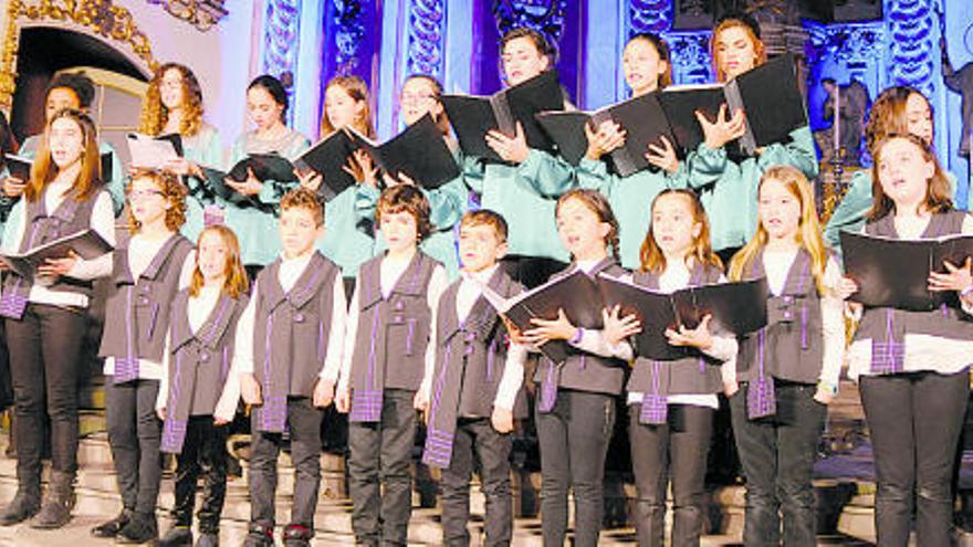 El Concert de Nadal de l&#039;Orfeó Manresà omple de música i gent la Cova