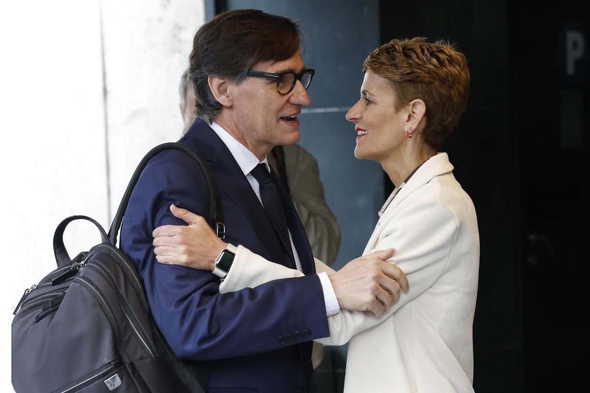 Desayuno informativo con Salvador Illa en Pamplona organizado por Diario de Noticias y EL PERIÓDICO. En la imagen, saludo entre Salvador Illa y María Chivite, presidenta de Navarra.