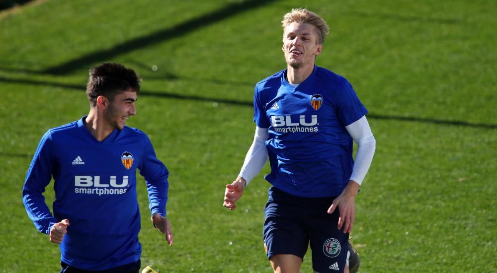 El balón de la Europa League en el entrenamiento