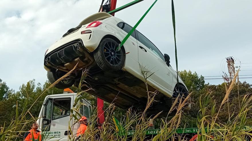 Un coche de alquiler cae precipitado a un torrente de Ibiza desde dos metros de altura