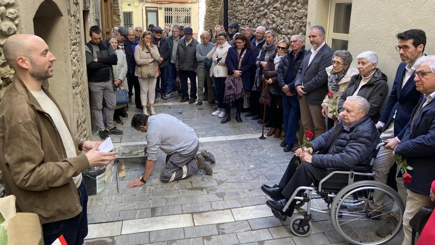 Instal·lació d'una llamborda 'Stolpersteine' davant del domicili de la Seu d'Urgell d'una persona deportada als camps de concentració nazi