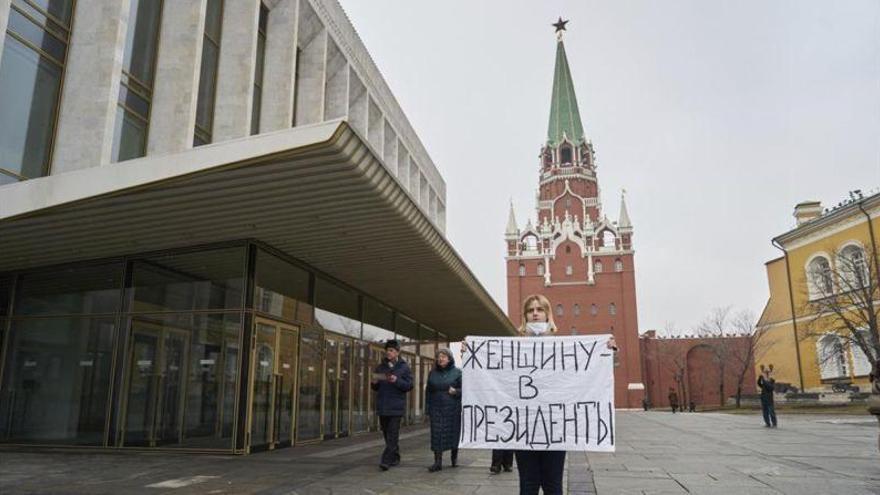 La policía detiene a varias feministas por introducirse en el Kremlin con pancartas reivindicativas