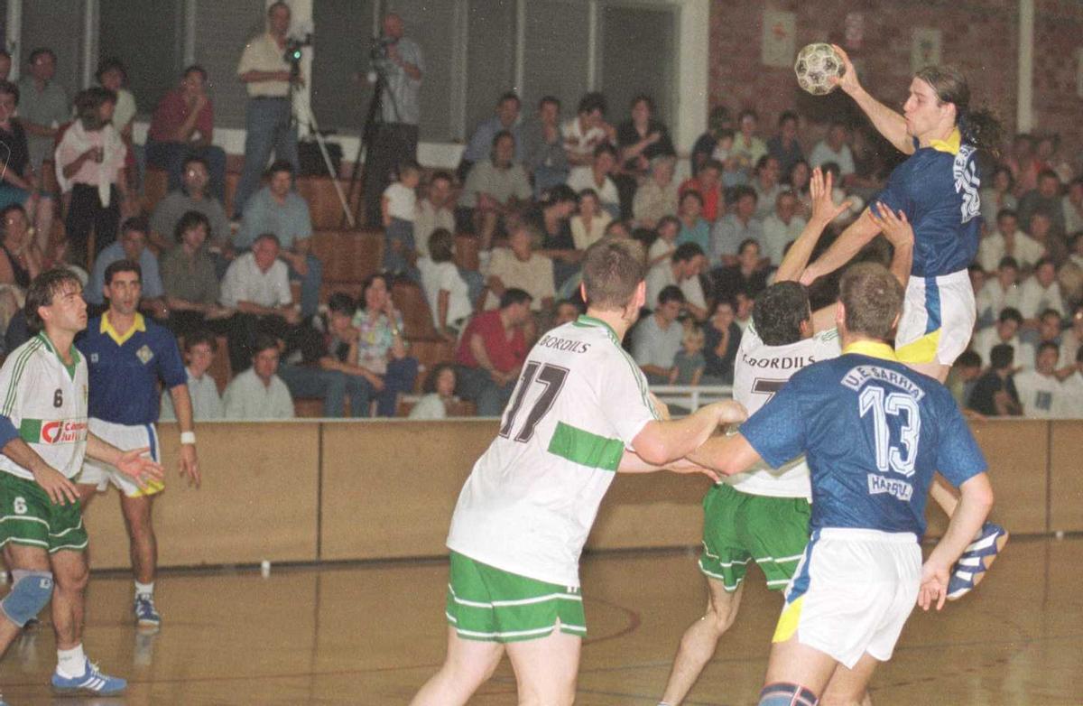 Una acció d'un derbi disputat a Bordils a finals de la dècada de 1990