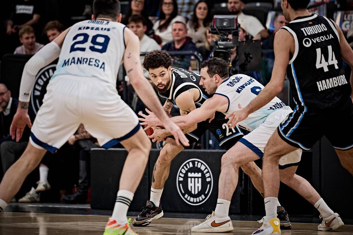 Bassas a sobre de Daniels, i Oriola atent a les ajudes