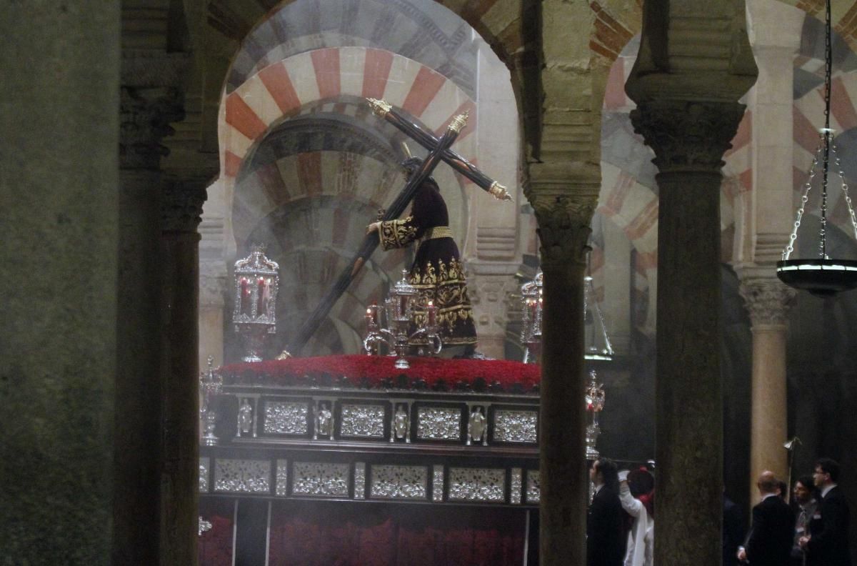 La Vera Cruz ha salido del Campo de la Verdad para mostrarse otro Lunes Santo