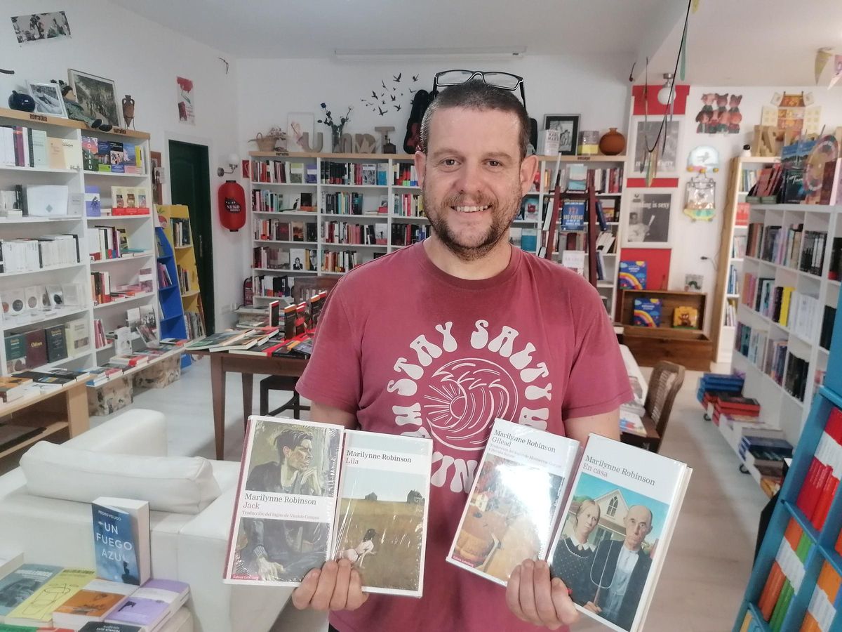 Pedro González sujetando varios ejemplares