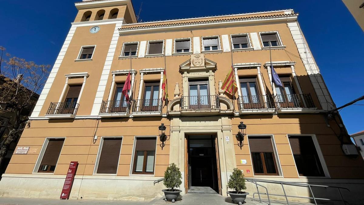 Las banderas del Ayuntamiento de Elda a media asta.